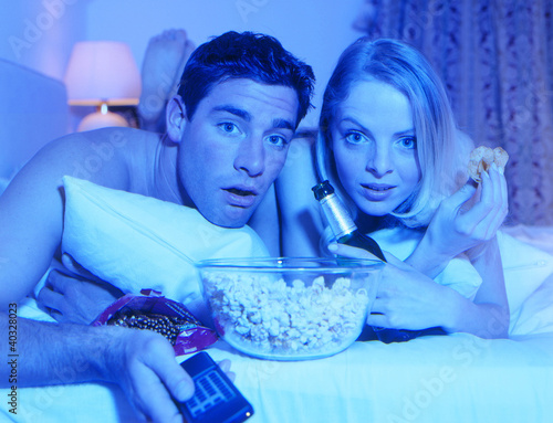 Foto: Paar schaut Fernsehen/TV Paar schaut Fernsehen/TV