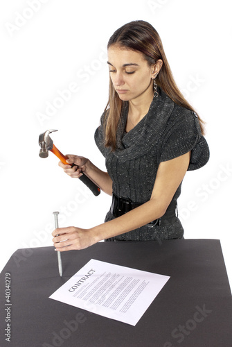 Foto: Metaphor businesswoman does not nail contract Metaphor businesswoman does not nail contract