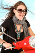Frau auf Motorroller