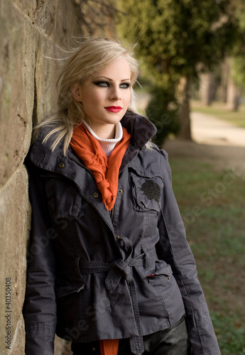 Foto: Fashionable young blond outdoors. Fashionable young blond outdoors.