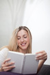 Frau liest gemütlich ein Buch