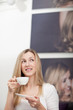 Frau trinkt Kaffe zuhause