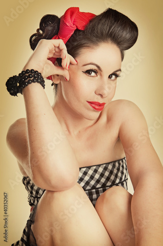 Foto: Pinup Girl in eleganter Pose Pinup Girl in eleganter Pose