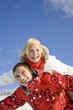 Foto: Young man giving piggyback to young woman Young man giving piggyback to young woman