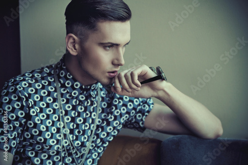 Foto: Vogue style portrait of a young guy Vogue style portrait of a young guy