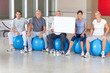 Seniorengruppe mit Schild im Fitnesscenter Seniorengruppe mit Schild im Fitnesscenter