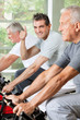 Senior im Fitnesskurs hält Daumen hoch