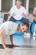 Mann macht Liegestütze im Fitnesscenter Mann macht Liegestütze im Fitnesscenter