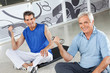Männer machen Hanteltraining