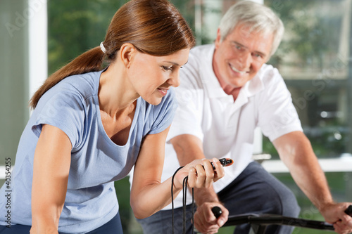 Photo: Frau im Fitnesscenter mit Stoppuhr Frau im Fitnesscenter mit Stoppuhr