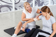 Frau mit Sportverletzung im Fitnesscenter