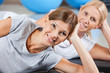 Lachende Frau im Fitnesscenter