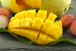 mangue et litchi sur ardoise