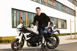 junger mann mit motorrad