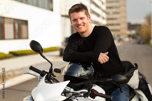 Photo: junger mann mit motorrad junger mann mit motorrad