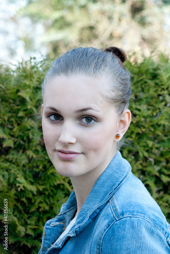 Photo: Mädchenportrait im Garten Mädchenportrait im Garten