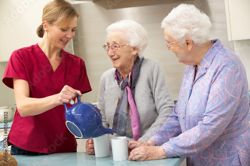 Foto: Senior women at home with carer Senior women at home with carer