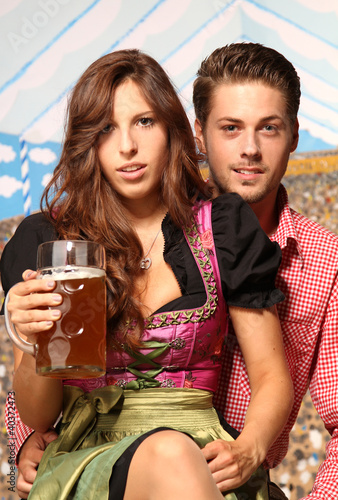 Photo: Paar im Bierzelt Paar im Bierzelt
