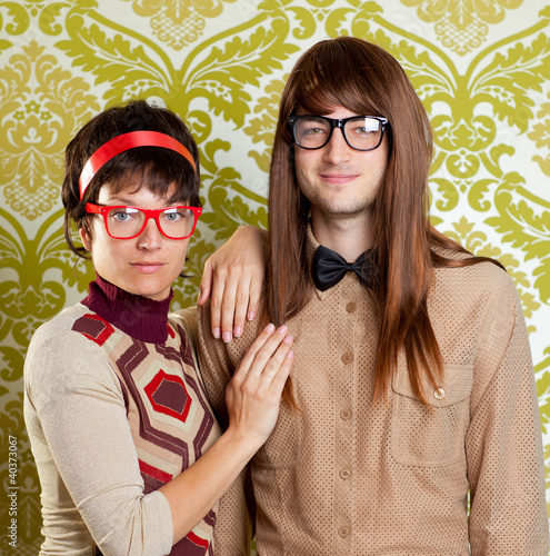 Foto: Funny humor nerd couple on vintage wallpaper Funny humor nerd couple on vintage wallpaper