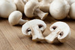 Foto: Fresh sliced mushrooms at wooden cutting board Fresh sliced mushrooms at wooden cutting board