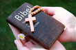 Bibel und Kreuz