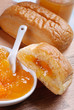 brioche di pasta sfoglia con marmellata di albicocca - uno