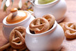 biscotti al latte e miele in contenitori di ceramica - uno biscotti al latte e miele in contenitori di ceramica - uno