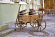 Weinfässer im Holzwagen