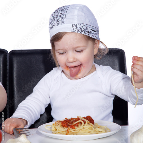 Photo: Kind isst Spaghetti und kleckert Kind isst Spaghetti und kleckert