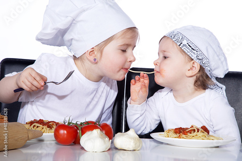 Photo: Kinder spielen Kino und essen eine Spaghetti Kinder spielen Kino und essen eine Spaghetti