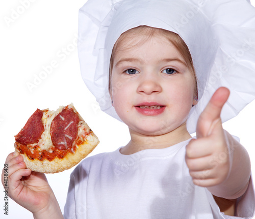 Photo: Junges Mädchen mit Pizza hält Daumen hoch Junges Mädchen mit Pizza hält Daumen hoch