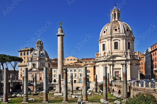 Photo: Roma, Colonna Traiana e chiesa SS Nome di Maria Roma, Colonna Traiana e chiesa SS Nome di Maria