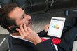 Businessman telefoniert mit Tablet-PC