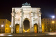 Siegestor in München bei Nacht
