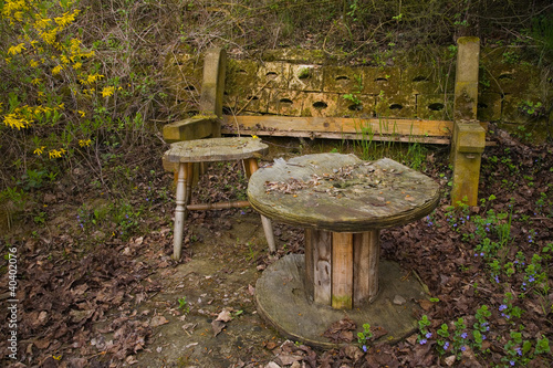 Foto: Verwitterte Sitzgruppe im Wald Verwitterte Sitzgruppe im Wald