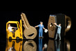 Miniatur Arbeiter verschliessen gemeinsam ein Vorhängeschloss