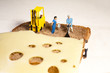 Foto: Miniatur Arbeiter bereiten einen Pausen Snack zu Miniatur Arbeiter bereiten einen Pausen Snack zu