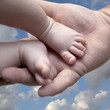 Mano piedini e cielo
