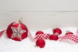 Rote Weihnachtskugeln als Hintergrund