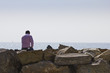 Ragazzo sugli scogli che guarda il mare Ragazzo sugli scogli che guarda il mare