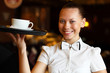 Foto: Portrait of young waitress holding a tray Portrait of young waitress holding a tray