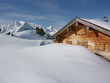 Winterlandschaft  mit Schihütte in den Alpen