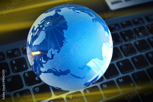Photo: Blau beleuchteter Glasglobus auf Tastatur Blau beleuchteter Glasglobus auf Tastatur