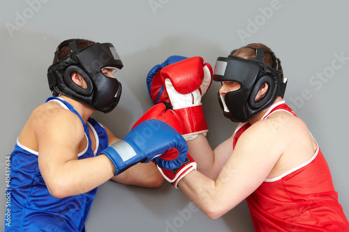 Foto: Fighting in helmets Fighting in helmets