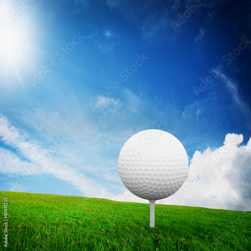 Foto: Playing golf. Ball on tee on green golf field Playing golf. Ball on tee on green golf field
