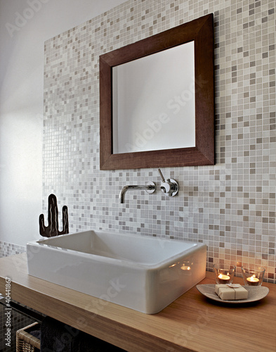 Photo: dettaglio del lavabo in un bagno moderno dettaglio del lavabo in un bagno moderno