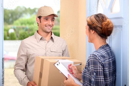 Foto: Courier delivering a parcel Courier delivering a parcel