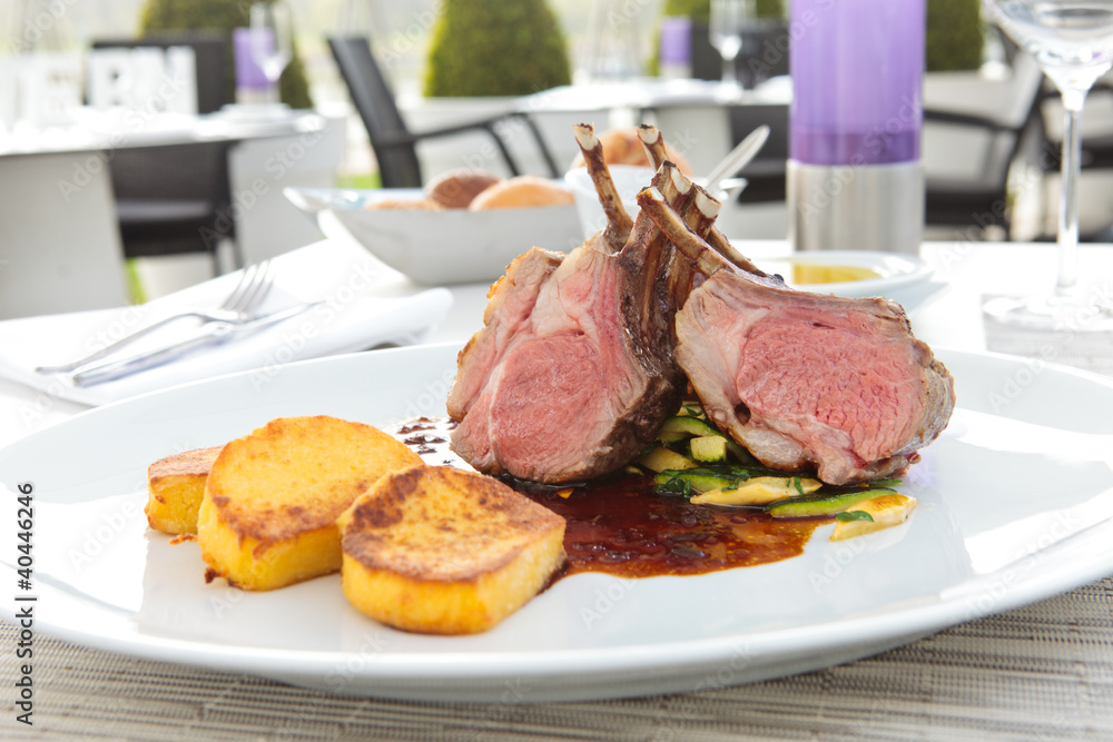 Lammkarree mit Polenta