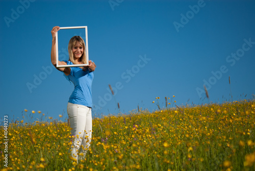 Photo: junge Frau mit Bilderrahmen in der Natur junge Frau mit Bilderrahmen in der Natur