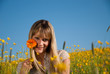 Photo: junge Frau mit Blume in der Wiese junge Frau mit Blume in der Wiese